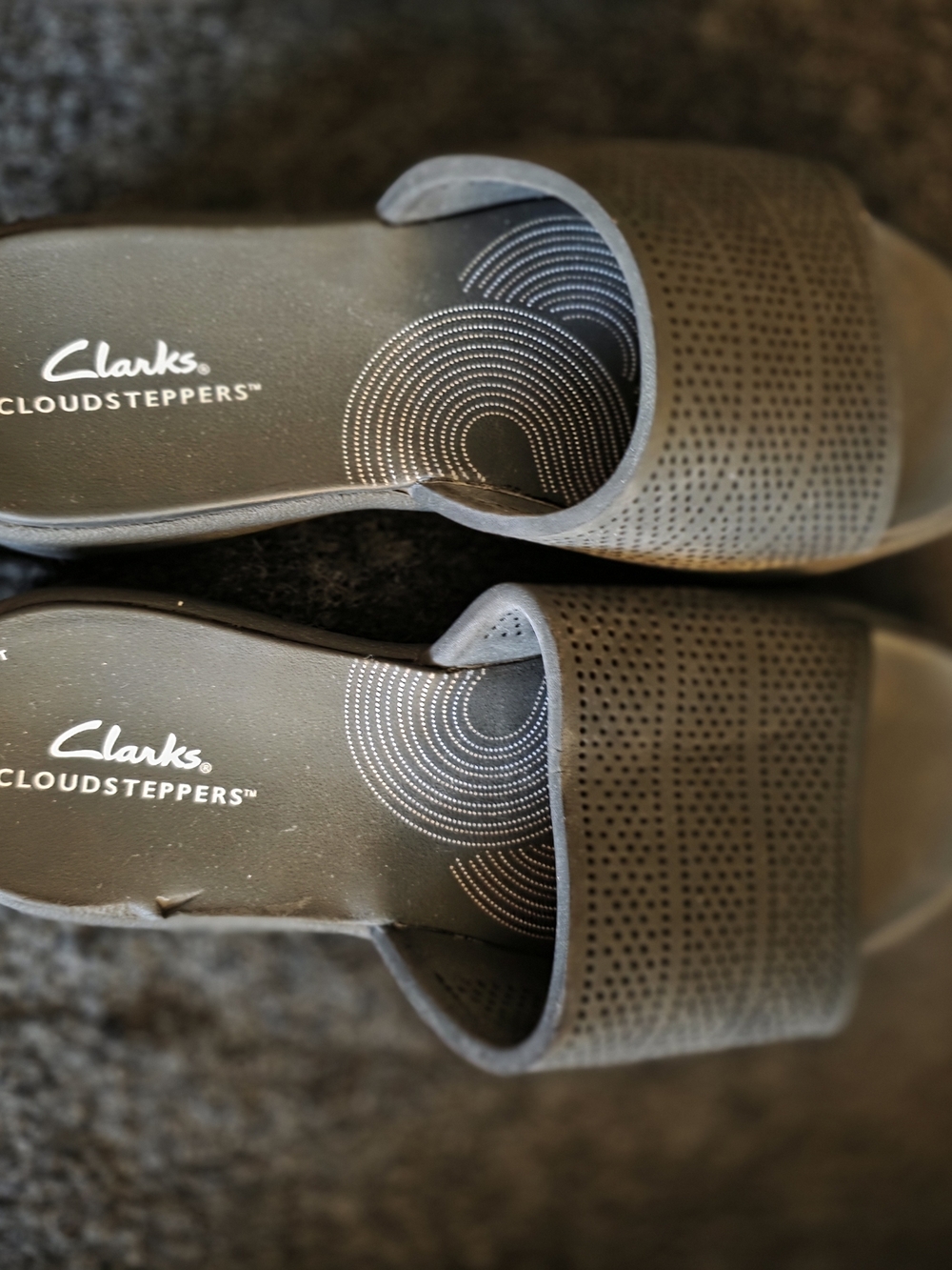 7 WIDE Clarks Cloudsteppers Black Slip-On Sandals